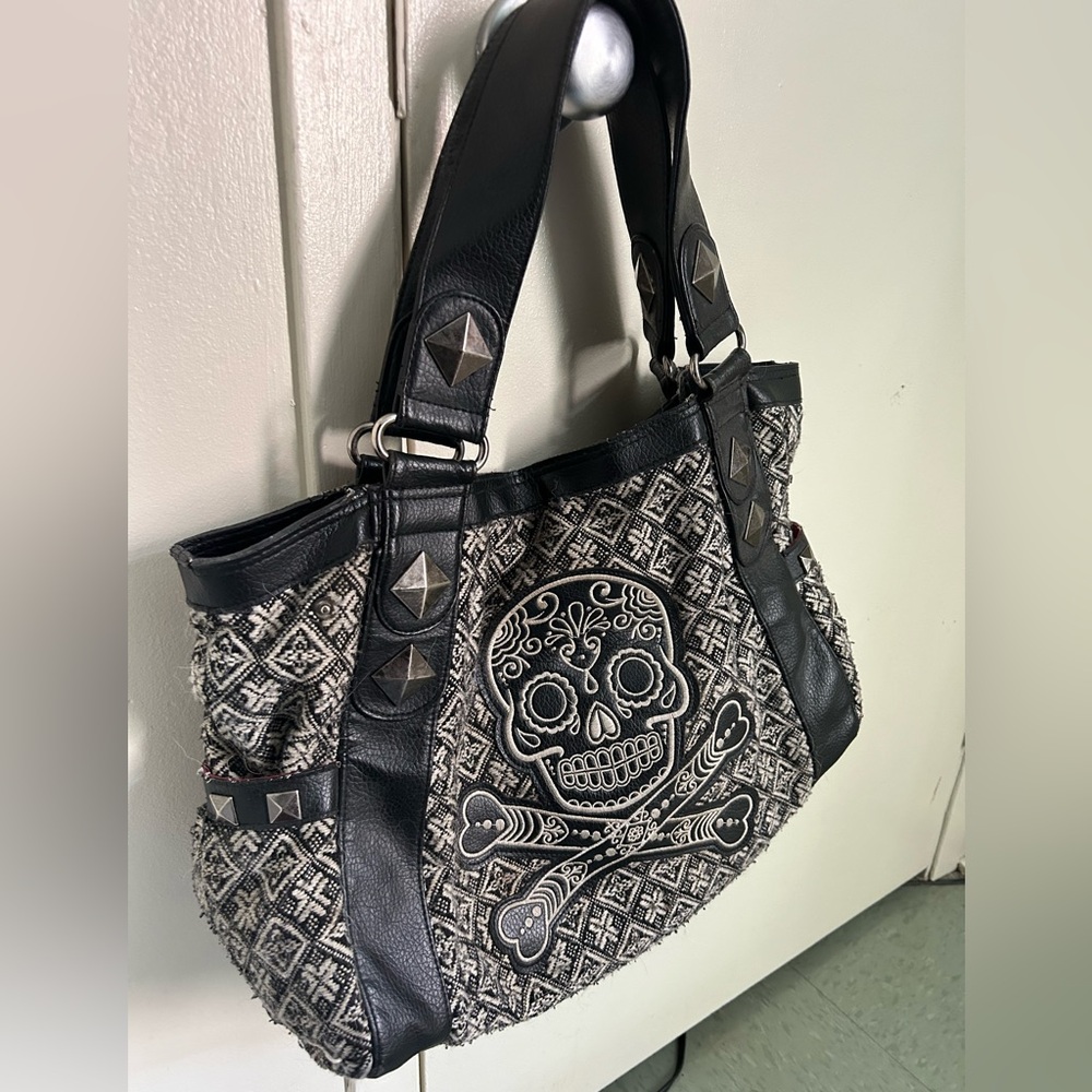 Skull black and white loungefly handbag. - Picture 3 of 8